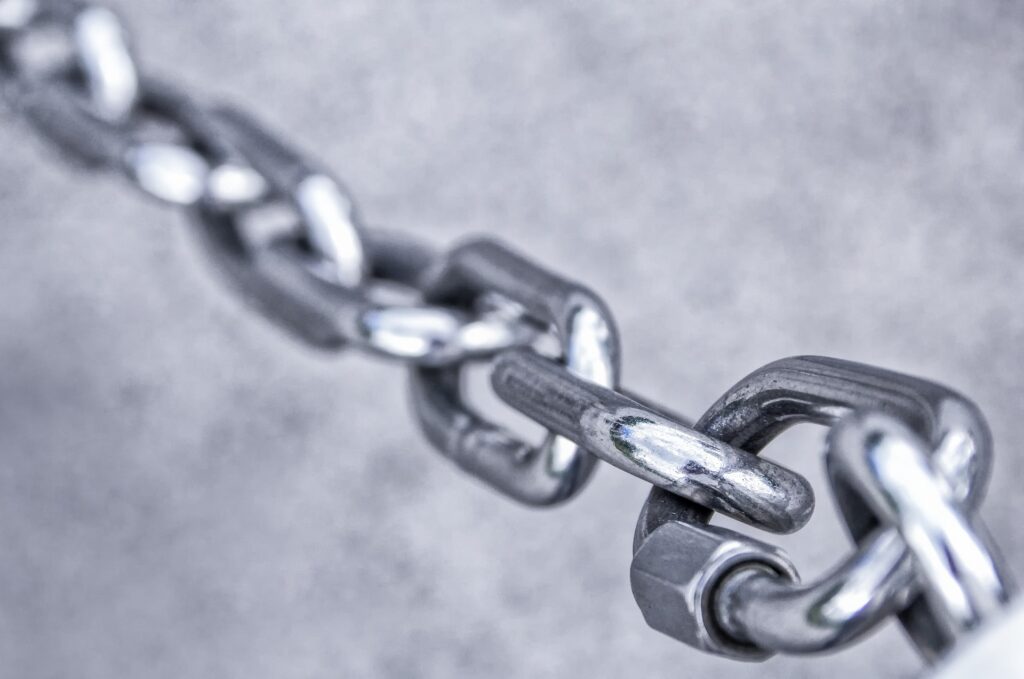 chain-g218e7654b_1920-1024x679